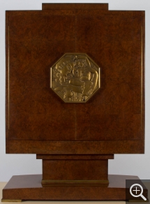 Jacques-Émile RUHLMANN (1879-1933), Meuble à fards, 1929, loupe de noyer d’Amérique et bronze, 138,5 x 97 x 41 cm. © MuMa Le Havre / Charles Maslard