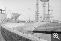 Vue du chantier du musée-maison de la culture et du Signal depuis la digue. © Centre Pompidou, bibliothèque Kandinsky, fonds Cardot-Joly / Pierre Joly - Véra Cardot