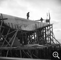 Chantier du musée-maison de la culture du Havre, Le signal en cours de décoffrage. © Centre Pompidou, bibliothèque Kandinsky, fonds Cardot-Joly / Pierre Joly - Véra Cardot