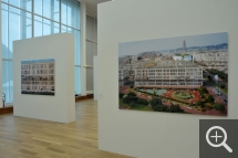 Vue partielle de l'exposition « Le Havre. Images sur commande ».  Matthias Koch, Façade (à gauche) et Chaussée Kennedy (à droite), 2009. © MuMa Le Havre / Christian Le Guen