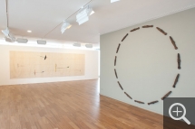 Right: Mandala, 1991, iron, 264 cm; Background: Haiku I, 2001, mixed technique on canvas, 198 x 592 cm. © MuMa Le Havre / Renaud Dessade — © ADAGP, Paris, 2013