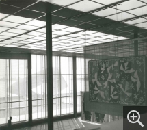 Exposition inaugurale « École de Paris. Les arts décoratifs », grande nef, 1961. © Centre Pompidou, bibliothèque Kandinsky, fonds Cardot-Joly / Pierre Joly - Véra Cardot