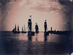 Gustave LE GRAY, Bateaux quittant le port du Havre, 1856, tirage sur papier albuminé d’après négatif sur verre au collodion, 1856, tirage sur papier albuminé d’après négatif sur verre au collodion, 32,5 x 42,5 cm. Archives départementales du Finistère