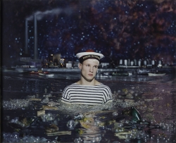 PIERRE ET GILLES - Pierre Commoy (1950) et Gilles Blanchard (1953), Dans le port du Havre, 1998, photographie peinte, 101 x 124 cm . ©Noirmont Art Production PIERRE ET GILLES - Pierre Commoy (1950) et Gilles Blanchard (1953), Dans le port du Havre, 1998, photographie peinte, 101 x 124 cm . ©Noirmont Art Production