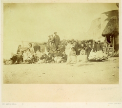 Hippolyte BAYARD et Charles Albert d'ARNOUX dit BERTALL, Estivants sur la plage d'Etretat, vers 1855, tirage sur papier albuminé d’après négatif sur verre au collodion, 17,3 x 25 cm. Collection Pascal Servain