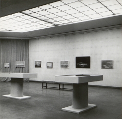 Vue de l’exposition De Corot à nos jours au musée du Havre, Paris, musée national d’art moderne (décembre 1953 – janvier 1954). . Le Havre, Archives du musée d’art moderne André Malraux Vue de l’exposition De Corot à nos jours au musée du Havre, Paris, musée national d’art moderne (décembre 1953 – janvier 1954). . Le Havre, Archives du musée d’art moderne André Malraux