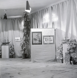 Vue de l’exposition 30 aquarelles de Bernard Lachèvre, École des Beaux-Arts, Le Havre (30 octobre – 13 novembre 1954). . Le Havre, Archives du musée d’art moderne André Malraux Vue de l’exposition 30 aquarelles de Bernard Lachèvre, École des Beaux-Arts, Le Havre (30 octobre – 13 novembre 1954). . Le Havre, Archives du musée d’art moderne André Malraux