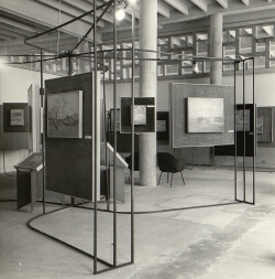 Vue de l’exposition Collection Brindeau, Palais de la Bourse, Le Havre (19 juillet – août 1958). . Le Havre, Archives du musée d’art moderne André Malraux Vue de l’exposition Collection Brindeau, Palais de la Bourse, Le Havre (19 juillet – août 1958). . Le Havre, Archives du musée d’art moderne André Malraux