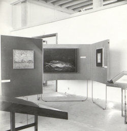 Vue de l’exposition 60 tableaux par Eugène Boudin, Palais de la Bourse, Le Havre (27 juin – 6 septembre 1959).. Le Havre, Archives du musée d’art moderne André Malraux Vue de l’exposition 60 tableaux par Eugène Boudin, Palais de la Bourse, Le Havre (27 juin – 6 septembre 1959).. Le Havre, Archives du musée d’art moderne André Malraux