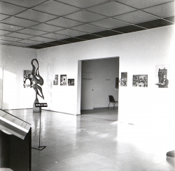 Vue de l’exposition Les maîtres de l’art contemporain, l’artiste dans son atelier, Musée-maison de la Culture du Havre (3 février – 20 février 1962). . Le Havre, Archives du musée d’art moderne André Malraux Vue de l’exposition Les maîtres de l’art contemporain, l’artiste dans son atelier, Musée-maison de la Culture du Havre (3 février – 20 février 1962). . Le Havre, Archives du musée d’art moderne André Malraux