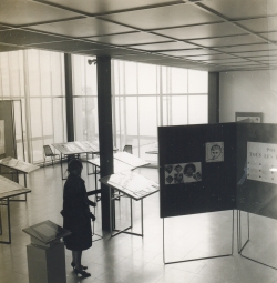 Vue de l’exposition Présentation de dessins d'enfants américains (collection particulière et dessins d'enfants de l'Unesco) (1er décembre 1962). . © All rights reserved Vue de l’exposition Présentation de dessins d'enfants américains (collection particulière et dessins d'enfants de l'Unesco) (1er décembre 1962). . © All rights reserved