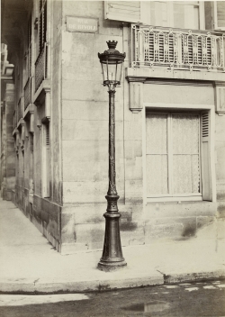 1.	Charles Marville, Lampadaire devant l’hôtel Rothschild, à l’angle de la rue de Rivoli et de la rue Saint Florentin, Paris, vers 1865, photographie sur papier albuminé montée sur carton, 35,8 x 25,6 cm, Paris, Bibliothèque de l’Hôtel de Ville. © Charles Marville/BHdV/Roger-Viollet