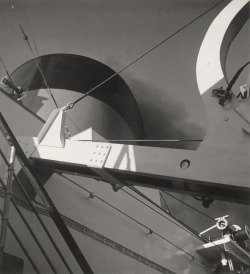 Roger SCHALL, Le paquebot Normandie lors du voyage inaugural - 29 mai - 3 juin 1935, Normandie, 43 x 33 cm encadré. Collection EPCC French Lines & Compagnies-patrimoine maritime et portuaire. © Collection French Lines & Compagnies