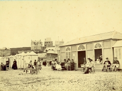François Marie Louis Alexandre Gobinet de VILLECHOLLES, Veules-en-Caux, Estivants sur la plage, vers 1860, tirage sur papier albuminé d’après négatif sur verre au collodion, 12 x 16,2 cm. Collection Pascal Servain François Marie Louis Alexandre Gobinet de VILLECHOLLES, Veules-en-Caux, Estivants sur la plage, vers 1860, tirage sur papier albuminé d’après négatif sur verre au collodion, 12 x 16,2 cm. Collection Pascal Servain