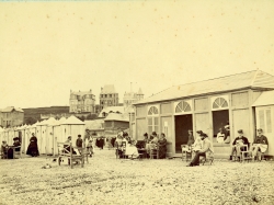 François Marie Louis Alexandre Gobinet de VILLECHOLLES, Veules-en-Caux, Estivants sur la plage, vers 1860, tirage sur papier albuminé d’après négatif sur verre au collodion, 12 x 16,2 cm. Collection Pascal Servain