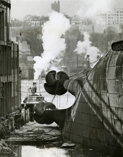 Anonyme, Normandie couché à côté du Pier 88 à New York après son incendie en février 1942, épreuve gélatino-argentique, 22,8 x 18 cm. collection Frédéric Gros © Musée d’arts de Nantes / C. Clos