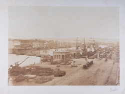 Auguste Rosalie BISSON et Louis Auguste BISSON, Rouen, le port maritime, près du pont suspendu, 1857, tirage sur papier albuminé d’après négatif sur verre au collodion, 32 x 44, 5 cm. Collection Pierre Gaston