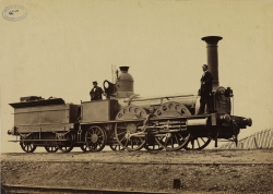 Jules CAMUS, Locomotive du chemin de fer de l’ouest, 1864, tirage sur papier albuminé d’après négatif sur verre au collodion, 27,1 x 38,5 cm. Evreux - Archives départementales de l'Eure