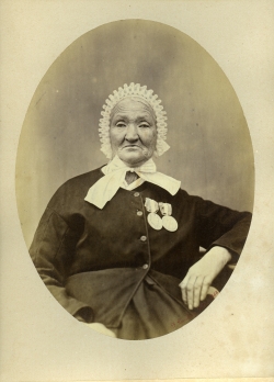 Charles GOMBERT, Rose Anaïs, 1868, tirage sur papier albuminé d’après négatif sur verre au collodion, 30 x 23,5 cm. Bibliothèque municipale. Bibliothèque municipale de Fécamp