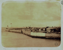 Attribué à Jean-Victor WARNOD, Jetée du Nord avec les chalets des photographes, 1857-1858, tirage sur papier albuminé d’après négatif sur verre au collodion, 45,5 x 35,1 cm. Le Havre  Archives Municipales