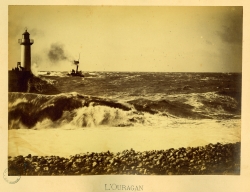 Emile-André LETELLIER, L'ouragan, Vue prise de la plage sur la mer agitée avec un bateau passager à roues à aube, 1883, tirage sur papier albuminé d’après négatif au gélatino-bromure d’argent, 31,1 x 22,5 cm. Le Havre  Archives Municipales