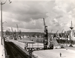 René-Jacques, Rouen s.t. [Vue du port], vers 1950, Tirage original aux sels d’argent, 28 x 23 cm. Le Havre - musée d’art moderne André Malraux - don Galerie Françoise Paviot - 2017. ©MuMa Le Havre/ René-Jacques