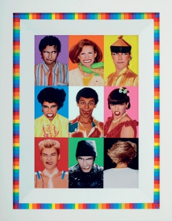 PIERRE ET GILLES - Pierre Commoy (1950) et Gilles Blanchard (1953), Les Grimaces (Modèles : David Rochline, Adeline André, Titi Rognon, Djemila Khelfa, Alain Camara, Paquita Paquin, Edwige Belmore, Dominique Gangloff, Gilles Blanchard), 1976, photographie peinte, 57,5 x 44,8 cm. Courtesy des artistes et de la Galerie Daniel Templon, Paris-Brussels. © Pierre et Gilles