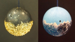 Boules de Noël inspirées de Braque (à gauche) et de Staël (à droite)