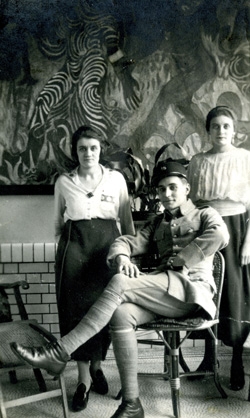 La famille Pédron devant La Danse d'André Derain. © Droits réservés