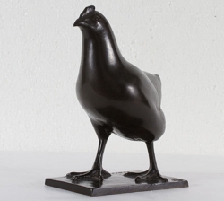 François POMPON (1855-1933), Poule, 1927, Bronze à patine ardoise mate, 13,5 x 20 x 9 cm. Collection Olivier Senn. Donation Hélène Senn-Foulds, 2004. © 2010 MuMa Le Havre / Charles Maslard François POMPON (1855-1933), Poule, 1927, Bronze à patine ardoise mate, 13,5 x 20 x 9 cm. Collection Olivier Senn. Donation Hélène Senn-Foulds, 2004. © 2010 MuMa Le Havre / Charles Maslard