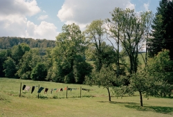 Thibaut CUISSET (1958-2017), Grand Est. Haut-Rhin, région du Sundgau, Dannemarie (Série des Campagnes françaises), 2016, tirage couleurs RC procédé RA4, 64 x 86 cm. Courtoisie Galerie Les Filles du Calvaire, Paris. © ADAGP, Paris 2022