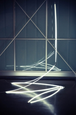 François MORELLET (1926), Lamentable, 8 arcs d’un cercle, en tubes de néon, de 8 mètres de diamètre. © MuMa Le Havre / Laurent Lachèvre — © ADAGP, Paris, 2013
