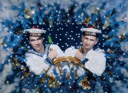 PIERRE ET GILLES - Pierre Commoy (1950) et Gilles Blanchard (1953), Les Deux Marins – Autoportrait, 1993, photographie peinte - pièce unique, 69 x 87 cm. The Museum of Fine Arts, Houston, Gift of Manfred Heiting, The Manfred Heiting Collection, 2002.1841. © Pierre et Gilles