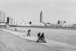 Bernard PLOSSU (1945), Sans titre, mars 2014, photographie argentique. Le Havre. © Bernard Plossu — © Église St Joseph, Porte Océane, architecte Auguste Perret, UFSE, SAIF 2015