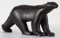 François POMPON (1855-1933),  Ours blanc, 1926-1928, Bronze à patine noire, 12 x 23 x 5,5 (profondeur) cm. Collection Senn-Foulds. © 2010 MuMa Le Havre / Charles Maslard