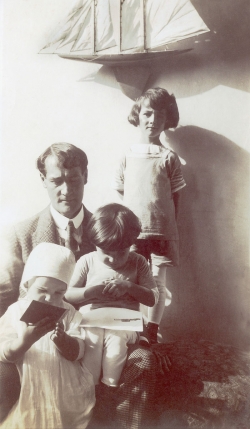 Anonyme, Lyonel Feininger with three of his children, ca. 1912, photography. The Lyonel Feininger Project LLC, New York – Berlin