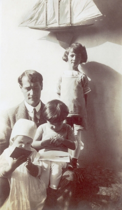 Anonyme, Lyonel Feininger avec ses trois fils, ca. 1912, photographie. The Lyonel Feininger Project LLC, New York – Berlin Anonyme, Lyonel Feininger avec ses trois fils, ca. 1912, photographie. The Lyonel Feininger Project LLC, New York – Berlin