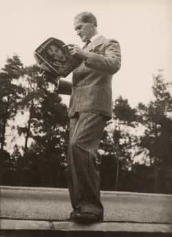 Anonyme, Lyonel Feininger sur le toit de son studio, Dessau, 1930, photographie. The Lyonel Feininger Project LLC, New York – Berlin Anonyme, Lyonel Feininger sur le toit de son studio, Dessau, 1930, photographie. The Lyonel Feininger Project LLC, New York – Berlin