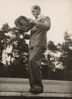 Anonyme, Lyonel Feininger sur le toit de son studio, Dessau, 1930, photographie. The Lyonel Feininger Project LLC, New York – Berlin