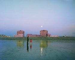 Véronique ELLENA (1966), Lever de lune, porte Océane , 2007, photographie, 80 x 100 cm. Le Havre, Musée d'art moderne André Malraux, achat de la Ville, 2010. © MuMa Le Havre / Véronique Ellena