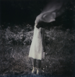 ©Adagp, Paris 2022, Une fois et pas plus 32, 2000-2002, Polaroid SX 70 agrandi, 50 x 50 cm. © Corinne Mercadier, courtoisie Galerie Binôme ©Adagp, Paris 2022, Une fois et pas plus 32, 2000-2002, Polaroid SX 70 agrandi, 50 x 50 cm. © Corinne Mercadier, courtoisie Galerie Binôme