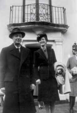 Édouard et Suzanne Senn devant la résidence du 5021 Iselin Avenue, Fieldston, New York, vers 1945