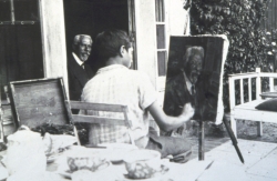 Reynold Arnould peignant un portrait de Victorien Lelong dans sa propriété de La Saulaie à Offranville, vers 1932. Photographie. Collection particulière