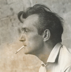 Reynold Arnould à la cigarette en 1959. Collection Rot-Vatin