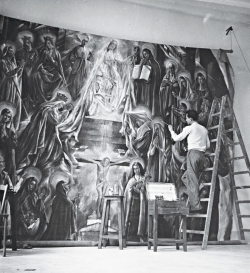 Reynold Arnould peignant La Sainte Vierge entourée des saintes de France décidant du sort de la France à la Villa Il Paradiso, en avril 1942. © Photographie Documentation française