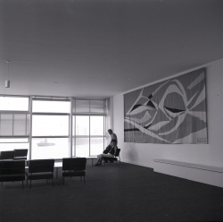 Marthe et Reynold Arnould dans le bar-club devant la tapisserie La Vague de Reynold Arnould, 1961