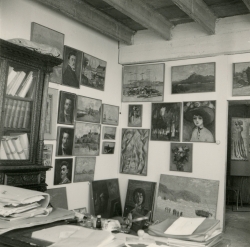 Vue du bureau du conservateur installé à l’Hôtel de Ville provisoire, vers 1953-1957. Le Havre, Archives du musée d’art moderne André Malraux