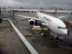 Chargement des caisses à l'aéroport. © MuMa Le Havre