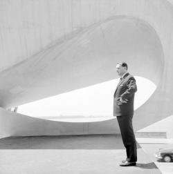 André Malraux devant "Le Signal", le 24 juin 1961, lors de l’inauguration du Musée-Maison de la culture du Havre. © Centre Pompidou, bibliothèque Kandinsky, fonds Cardot-Joly / Pierre Joly - Véra Cardot